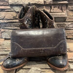 🤎🩶🖤Frye Melissa Zip Around Wallet -SLATE- Distressed Leather $158